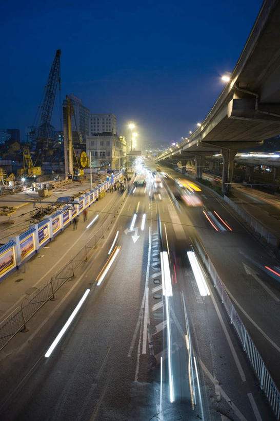 东方人,高楼大厦,栏杆,走,竖图,俯视,室外,夜晚,技术,大桥,大厦,道路,建筑,立交桥,路,路灯,桥梁,指示牌,公路,汽车,中国,亚洲,行人,服装,朦胧,模糊,标志,文字,栅栏,高架,建筑群,围栏,桥,灯光,巴士,交通,许多人,注视,休闲装,黄种人,设备,标识,建设,护栏,路人,车,吊车,灯,施工,骑,衣服,蓝色,蓝天,天空,建筑工地,交通工具,轿车,天,观察,看,一群人,骑车,休闲,休闲服,机械,起重机,服饰,观看,工程,察看,照明设备,关注,载具,东亚,中华人民共和国,地盘,建筑地盘,施工地盘,工作车,施工车,汽车吊,过客,男人,男性,女人,女性,中年男性,中年女性,亚洲人,马路,步行,散步,走路,彩图,高角度拍摄,全身,大楼,高层建筑,高楼,工地