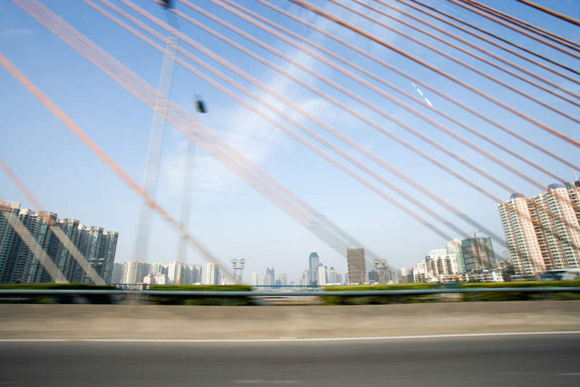 无人,家,高楼大厦,栏杆,竖图,室外,白天,仰视,度假,美景,城市风光,城市,大桥,大厦,建筑,立交桥,路灯,摩天大楼,桥梁,广州,中国,亚洲,阴影,朦胧,模糊,光线,影子,栅栏,房屋,屋子,景观,云,云朵,高架,建筑群,围栏,斜拉桥,桥,灯光,分界线,停车线,云彩,娱乐,护栏,楼房,住宅,灯,蓝色,白云,蓝天,天空,阳光,天,享受,休闲,景色,放松,晴朗,车行道,车行道分界线,照明设备,标线,东亚,车行线,广东,广东省,中华人民共和国,华南地区,省会,广州市,粤,晴空,彩图,低角度拍摄,房子,大楼,高层建筑,高楼,摩天楼