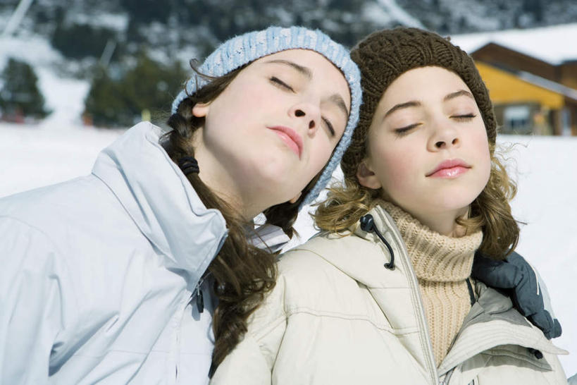 西方人,儿童,两个人,姐妹,伙伴,朋友,站,闭眼,抱,笑,微笑,露齿笑,竖图,室外,特写,白天,正面,友谊,纯洁,雪,植物,大雪,欧洲,欧洲人,服装,朦胧,模糊,积雪,雪景,冬天,树,树木,小孩,绿色,自然,围巾,站着,可爱,童年,童趣,生长,成长,抱着,羽绒服,绒线帽,搂着,童真,烂漫,无邪,天真,友情,女孩,女人,女性,白种人,闭眼睛,闭着眼,闭着眼睛,怀抱,搂,搂抱,相抱,拥抱,站立,半身,彩图,女生