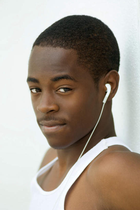 西方人,脸,头,脸颊,一个人,站,笑,微笑,竖图,室内,特写,白天,白色背景,侧面,快乐,满意,幸福,欧洲,非洲,黑人,欧洲人,仅一个男性,仅一个人,背心,墙,音响,音乐,注视,娱乐,肩膀,墙壁,墙面,仅一个年轻男性,白色,耳机,观察,看,站着,享受,休闲,放松,摄影,影棚,观看,察看,舒适,享乐,关注,男人,男性,年轻男性,非洲人,头部,脸部,脸蛋,面部,站立,半身,彩图,影棚拍摄,拍摄