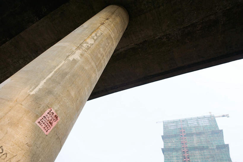 无人,高楼大厦,栏杆,竖图,室外,特写,白天,仰视,度假,美景,城市风光,城市,大桥,大厦,建筑,立交桥,摩天大楼,桥梁,中国,亚洲,阴影,光线,影子,栅栏,支架,景观,云,云朵,高架,围栏,桥,云彩,娱乐,护栏,架子,脚手架,施工,白云,天空,天,享受,休闲,景色,放松,支撑,固定,东亚,中华人民共和国,彩图,低角度拍摄,大楼,高层建筑,高楼,摩天楼,稳固