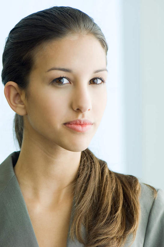 西方人,脸,头,脸颊,一个人,商务人士,商务女性,站,笑,微笑,竖图,室内,特写,白天,正面,欧洲,欧洲人,仅一个年轻女性,仅一个女性,仅一个人,套装,朦胧,模糊,注视,肩膀,观察,看,站着,观看,察看,关注,商务装,工薪阶层,年轻女性,女人,女性,白种人,头部,脸部,脸蛋,面部,白领,上班族,站立,半身,彩图