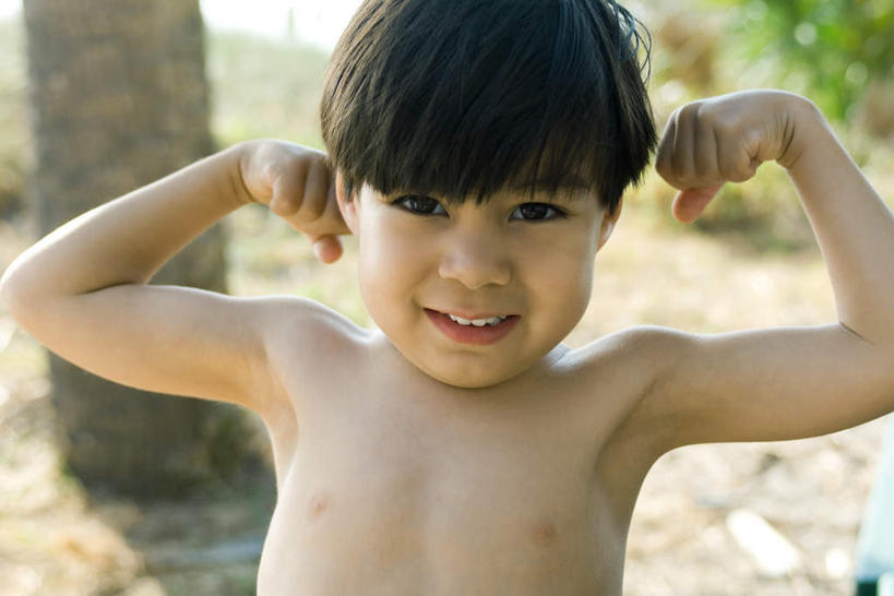 西方人,儿童,脸,头,脸颊,赤膊,一个人,站,举,笑,微笑,露齿笑,竖图,室外,特写,白天,正面,纯洁,植物,欧洲,欧洲人,仅一个男性,仅一个人,阴影,朦胧,模糊,光线,影子,注视,肩膀,树,树木,小孩,绿色,阳光,自然,观察,看,托,站着,仅一个小孩,躯干,可爱,力量,童年,童趣,生长,成长,观看,察看,关注,童真,烂漫,无邪,天真,男孩,男人,男性,白种人,孩子,头部,脸部,脸蛋,面部,举着,向上举,向上伸,向上托,站立,半身,彩图,男生