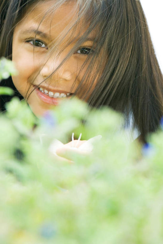 儿童,脸,头,脸颊,头发,一个人,站,笑,微笑,露齿笑,竖图,室外,特写,白天,正面,纯洁,中国,亚洲,仅一个女性,仅一个人,朦胧,模糊,注视,肩膀,小孩,观察,看,站着,仅一个小孩,可爱,童年,童趣,遮,观看,察看,遮挡,关注,童真,东亚,烂漫,无邪,遮盖,遮蔽,中华人民共和国,天真,女孩,女人,女性,中国人,孩子,头部,脸部,脸蛋,面部,站立,半身,彩图,女生