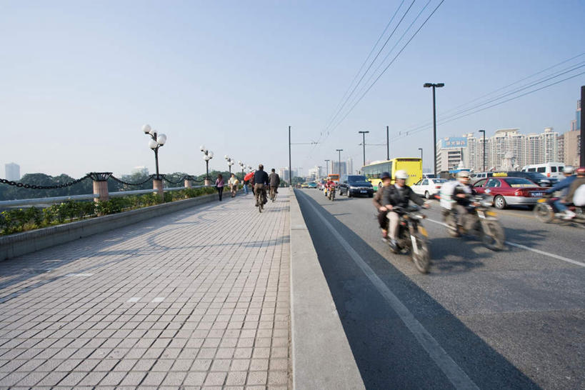 东方人,高楼大厦,栏杆,横图,室外,白天,正面,度假,美景,城市风光,标志建筑,城市,大厦,道路,地标,建筑,卡车,路,路灯,公路,摩托车,汽车,帽子,广州,中国,亚洲,行人,阴影,服装,朦胧,模糊,光线,电线,电线杆,头盔,影子,栅栏,景观,高架,建筑群,围栏,灯光,分界线,巴士,停车线,交通,许多人,注视,休闲装,黄种人,娱乐,建设,护栏,路人,车,灯,骑,衣服,蓝色,蓝天,天空,阳光,安全帽,交通工具,轿车,天,观察,驾驶,看,一群人,骑车,享受,休闲,休闲服,景色,放松,服饰,晴朗,观看,车行道,车行道分界线,察看,照明设备,关注,标线,高架桥,东亚,车行线,广东,广东省,高架道路,跨线桥,万里无云,中华人民共和国,华南地区,省会,广州市,粤,过客,男人,男性,中年男性,亚洲人,晴空,晴空万里,彩图,全身,大楼,高层建筑,高楼