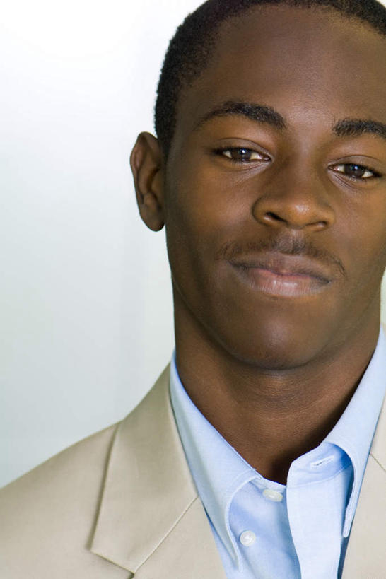 西方人,脸,头,脸颊,一个人,商务人士,商务男性,站,笑,微笑,竖图,室内,特写,白天,白色背景,正面,衬衫,欧洲,非洲,黑人,欧洲人,仅一个男性,仅一个人,仅一个中年男性,套装,注视,肩膀,观察,看,站着,摄影,影棚,观看,察看,关注,商务装,工薪阶层,男人,男性,中年男性,非洲人,头部,脸部,脸蛋,面部,白领,上班族,站立,半身,彩图,影棚拍摄,衬衣,拍摄