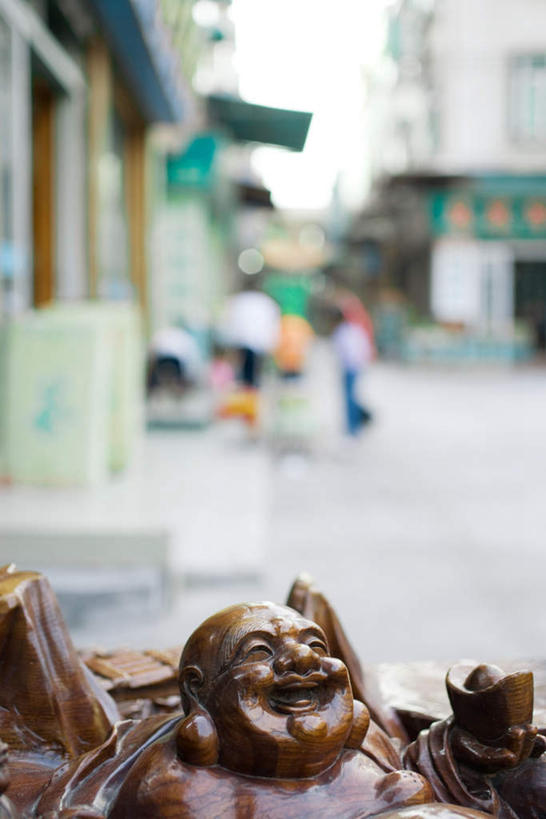 东方人,两个人,伙伴,朋友,家,站,竖图,室外,特写,白天,正面,友谊,道路,路,木雕,雕塑,亚洲,阴影,服装,朦胧,模糊,艺术,装饰,光线,雕刻,雕像,影子,房屋,屋子,小路,交通,注视,休闲装,黄种人,楼房,住宅,衣服,天空,阳光,工艺品,天,观察,看,站着,休闲,休闲服,服饰,晴朗,观看,纪念,美术,察看,关注,主题,陈列,万里无云,功能,美学,友情,男人,男性,中年男性,亚洲人,晴空,晴空万里,站立,彩图,全身,房子