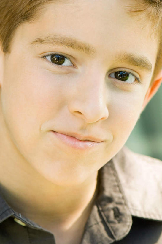 西方人,脸,头,脸颊,一个人,站,笑,微笑,竖图,室外,特写,白天,正面,欧洲,欧洲人,仅一个男性,仅一个人,朦胧,模糊,注视,休闲装,肩膀,仅一个年轻男性,观察,看,站着,休闲,休闲服,观看,察看,关注,男人,男性,年轻男性,白种人,头部,脸部,脸蛋,面部,站立,半身,彩图