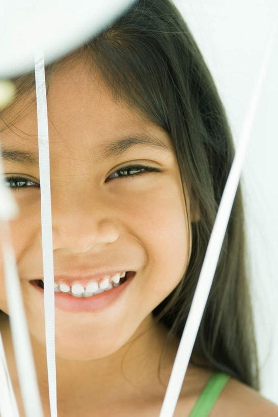 西方人,儿童,脸,头,脸颊,一个人,站,笑,微笑,露齿笑,竖图,室内,特写,白天,白色背景,正面,纯洁,帽子,欧洲,欧洲人,仅一个女性,仅一个人,朦胧,模糊,丝带,注视,肩膀,小孩,白色,遮阳帽,观察,看,站着,仅一个小孩,可爱,童年,童趣,摄影,影棚,观看,察看,关注,童真,烂漫,无邪,天真,女孩,女人,女性,白种人,孩子,头部,脸部,脸蛋,面部,站立,半身,彩图,影棚拍摄,拍摄,女生