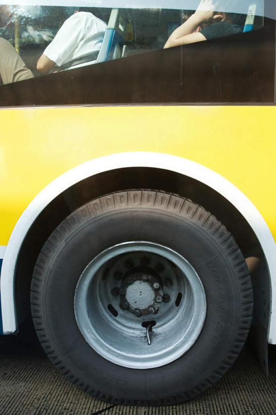 东方人,两个人,坐,竖图,室外,特写,白天,侧面,道路,路,公路,公共汽车,玻璃,中国,亚洲,乘客,阴影,光线,巴士,公交车,交通,注视,黄种人,车,黄色,阳光,交通工具,观察,看,观看,察看,关注,东亚,车胎,中华人民共和国,男人,男性,女人,女性,中年男性,中年女性,亚洲人,马路,坐着,半身,彩图