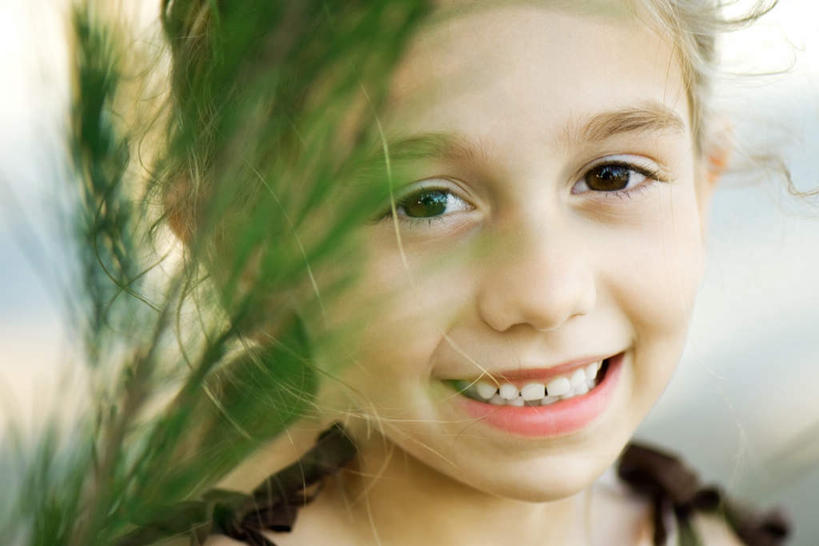 西方人,儿童,脸,头,脸颊,一个人,站,笑,微笑,露齿笑,竖图,室外,特写,白天,正面,纯洁,叶子,欧洲,欧洲人,仅一个女性,仅一个人,朦胧,模糊,绿叶,注视,休闲装,肩膀,小孩,观察,看,站着,仅一个小孩,休闲,休闲服,嫩叶,可爱,童年,童趣,观看,察看,关注,童真,烂漫,无邪,天真,女孩,女人,女性,白种人,孩子,头部,脸部,脸蛋,面部,叶,叶片,站立,半身,彩图,女生