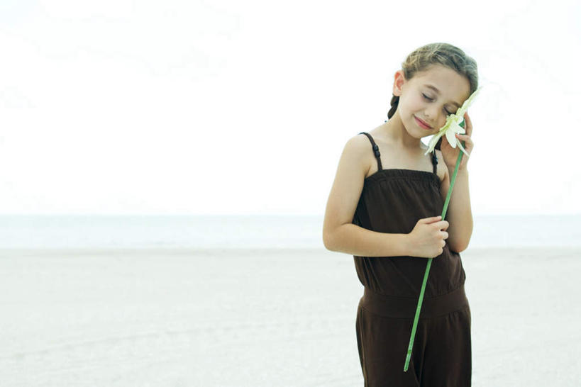 西方人,儿童,一个人,站,闭眼,笑,微笑,竖图,室外,白天,正面,裙子,纯洁,海洋,沙滩,欧洲,欧洲人,仅一个女性,仅一个人,握,连衣裙,朦胧,模糊,沙子,海岸,浪花,水平线,辽阔,海平线,沙地,拿,拿着,小孩,海水,站着,仅一个小孩,广阔,可爱,童年,童趣,握着,半身裙,吊带裙,一望无际,海景,童真,烂漫,无邪,无边无际,一马平川,天真,女孩,女人,女性,白种人,孩子,大海,海,海水的波动,海滩,闭眼睛,闭着眼,闭着眼睛,站立,半身,彩图,水天相接,水天一线,女生