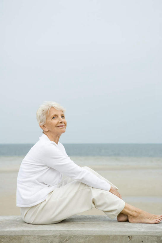 西方人,腿部,脚,脚趾,脚后跟,脚背,踝,腿,一个人,坐,笑,微笑,露齿笑,竖图,室外,白天,侧面,海洋,沙滩,欧洲,欧洲人,仅一个女性,仅一个人,阴影,朦胧,模糊,光线,沙子,影子,海岸,浪花,沙地,休闲装,光脚,台阶,蓝色,蓝天,天空,阳光,海水,天,休闲,赤脚,休闲服,仅一个老年女性,晴朗,海景,万里无云,老年女性,女人,女性,白种人,大海,海,海水的波动,海滩,近岸浪,晴空,晴空万里,抬头,仰头,坐着,彩图,全身