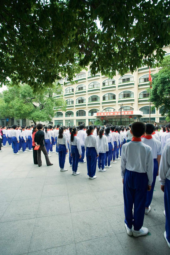 东方人,儿童,学生,学校,教学楼,操场,站,竖图,室外,白天,制服,纯洁,植物,中国,亚洲,一排,阴影,服装,整齐,光线,影子,许多人,注视,黄种人,校园,树,树木,排列,小孩,背面,绿色,阳光,自然,观察,看,站着,一群人,校服,可爱,童年,童趣,生长,成长,观看,察看,队列,关注,童真,东亚,烂漫,无邪,学生服,中华人民共和国,天真,男孩,男人,男性,女孩,女人,女性,亚洲人,站立,半身,彩图,教室楼,教学大楼,男生,女生