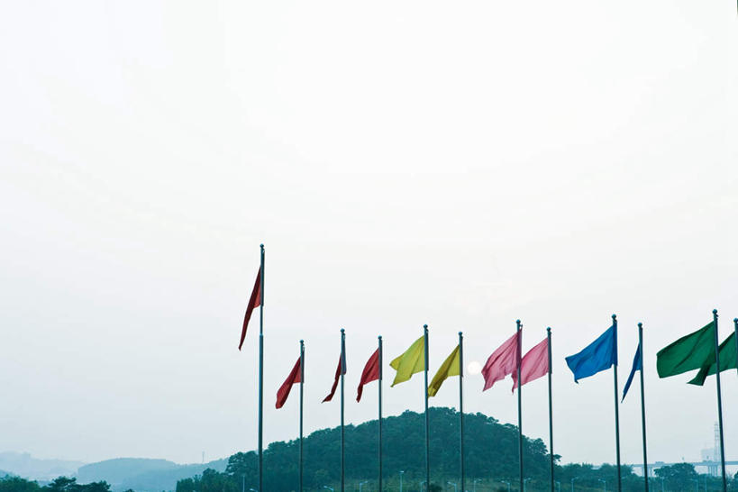 无人,竖图,室外,白天,仰视,旅游,度假,美景,山,植物,大桥,立交桥,路灯,桥梁,旗帜,一排,整齐,景观,山峰,高架,桥,灯光,山峦,娱乐,灯,树,树木,排列,绿色,天空,自然,群山,天,享受,休闲,景色,放松,生长,晴朗,成长,照明设备,队列,自然风光,万里无云,晴空,晴空万里,彩图,低角度拍摄