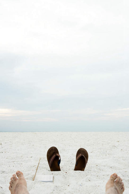 西方人,腿部,脚,脚趾,脚趾甲,腿,一个人,躺,竖图,室外,特写,白天,沙滩,欧洲,欧洲人,仅一个男性,仅一个人,仅一个中年男性,阴影,朦胧,模糊,光线,沙子,影子,海岸,水平线,云,云朵,辽阔,海平线,沙地,云彩,光脚,背面,蓝色,白云,蓝天,天空,阳光,拖鞋,天,广阔,赤脚,晴朗,一望无际,无边无际,一马平川,卧着,男人,男性,中年男性,白种人,脚指甲,海滩,晴空,躺着,卧,半身,彩图,水天相接,水天一线