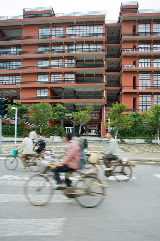 东方人,坐,竖图,室外,白天,侧面,度假,美景,植物,城市风光,标志建筑,城市,道路,地标,建筑,路,路灯,人行横道,公路,汽车,中国,亚洲,行人,朦胧,模糊,景观,云,云朵,建筑群,人行道,灯光,交通,许多人,云彩,注视,黄种人,娱乐,建设,路人,车,灯,树,树木,蓝色,绿色,白云,蓝天,天空,自然,交通工具,轿车,天,观察,看,一群人,骑车,享受,休闲,景色,放松,生长,成长,观看,察看,照明设备,关注,人行横道线,东亚,中华人民共和国,过客,男人,男性,女人,女性,中年男性,中年女性,亚洲人,斑马线,马路,坐着,彩图,全身