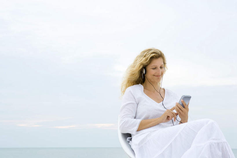 西方人,一个人,坐,笑,微笑,竖图,室外,白天,正面,陶醉,快乐,满意,幸福,海洋,沙滩,欧洲,欧洲人,仅一个女性,仅一个人,敲打,握,朦胧,模糊,沙子,海岸,水平线,云,云朵,辽阔,音响,海平线,沙地,音乐,拿,云彩,音乐播放器,拿着,注视,娱乐,输入,蓝色,白云,蓝天,天空,海水,耳机,天,观察,看,仅一个中年女性,享受,休闲,广阔,放松,握着,观看,一望无际,点击,敲击,察看,舒适,享乐,关注,海景,MP3播放器,无边无际,一马平川,按键,女人,女性,中年女性,白种人,大海,海,海水的波动,海滩,近岸浪,坐着,半身,彩图,水天相接,水天一线,播放器,沉醉