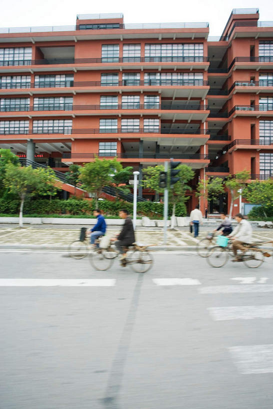 东方人,坐,竖图,室外,白天,侧面,度假,美景,植物,城市风光,标志建筑,城市,道路,地标,建筑,路,路灯,人行横道,公路,汽车,中国,亚洲,行人,朦胧,模糊,景观,云,云朵,建筑群,人行道,灯光,交通,许多人,云彩,注视,黄种人,娱乐,建设,路人,车,灯,树,树木,蓝色,绿色,白云,蓝天,天空,自然,交通工具,轿车,天,观察,看,一群人,骑车,享受,休闲,景色,放松,生长,成长,观看,察看,照明设备,关注,人行横道线,东亚,中华人民共和国,过客,男人,男性,女人,女性,中年男性,中年女性,亚洲人,斑马线,马路,坐着,彩图,全身