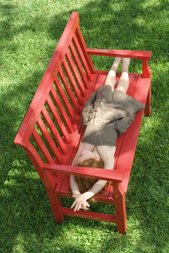 西方人,一个人,躺,举,竖图,俯视,室外,白天,草地,草坪,植物,椅子,欧洲,欧洲人,仅一个年轻女性,仅一个女性,仅一个人,阴影,光线,影子,木椅,草,红色,绿色,阳光,托,卧着,年轻女性,女人,女性,白种人,举起,举手,举着,躺着,卧,向上举,向上伸,向上托,彩图,高角度拍摄,全身