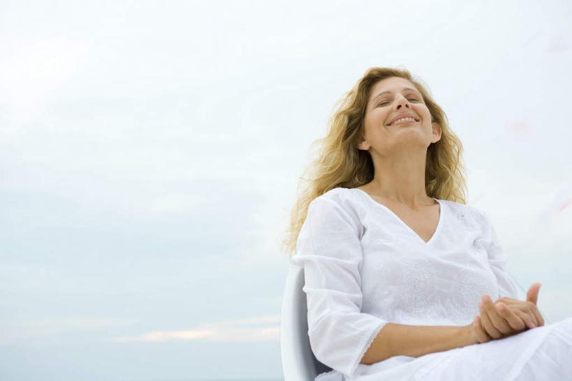 西方人,一个人,坐,闭眼,握手,笑,微笑,露齿笑,竖图,室外,白天,正面,陶醉,快乐,海洋,沙滩,欧洲,欧洲人,仅一个女性,仅一个人,朦胧,模糊,沙子,海岸,云,云朵,沙地,云彩,蓝色,白云,蓝天,天空,海水,天,仅一个中年女性,享受,海景,女人,女性,中年女性,白种人,大海,海,海水的波动,海滩,近岸浪,闭眼睛,闭着眼,闭着眼睛,手握手,抬头,仰头,坐着,半身,彩图,沉醉