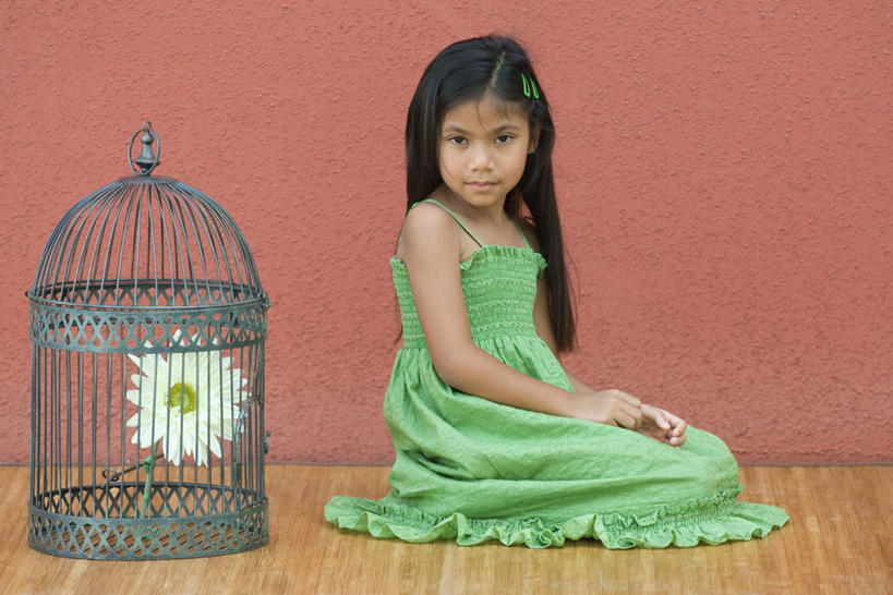 东方人,儿童,一个人,坐,横图,室内,白天,侧面,裙子,纯洁,花海,花圃,地板,叶子,亚洲,仅一个女性,仅一个人,连衣裙,盛开,墙,鸟笼,地面,花蕾,注视,黄种人,木地板,墙壁,墙面,花,花瓣,花朵,鲜花,小孩,绿色,花丛,花束,花田,花苞,花蕊,观察,看,仅一个小孩,可爱,童年,童趣,观看,半身裙,吊带裙,察看,关注,童真,烂漫,无邪,天真,女孩,女人,女性,亚洲人,孩子,坐着,彩图,全身,女生