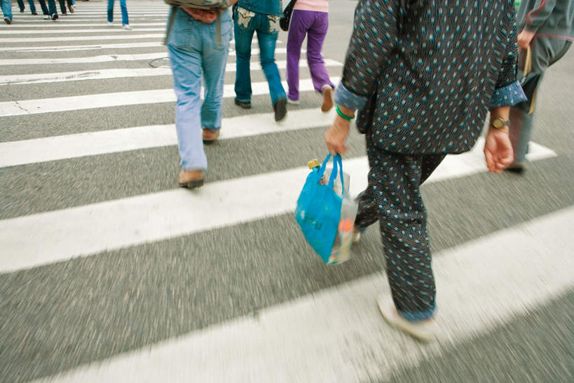 东方人,走,竖图,俯视,室外,特写,白天,购物,消费,道路,人行横道,公路,袋子,中国,亚洲,行人,服装,朦胧,模糊,包装袋,手提袋,人行道,购物袋,交通,许多人,拎,休闲装,黄种人,路人,衣服,白色,一群人,休闲,休闲服,金融,服饰,购买,人行横道线,贸易,东亚,中华人民共和国,过客,男人,男性,女人,女性,中年男性,中年女性,亚洲人,中国人,斑马线,马路,步行,散步,走路,半身,彩图,高角度拍摄,拎着