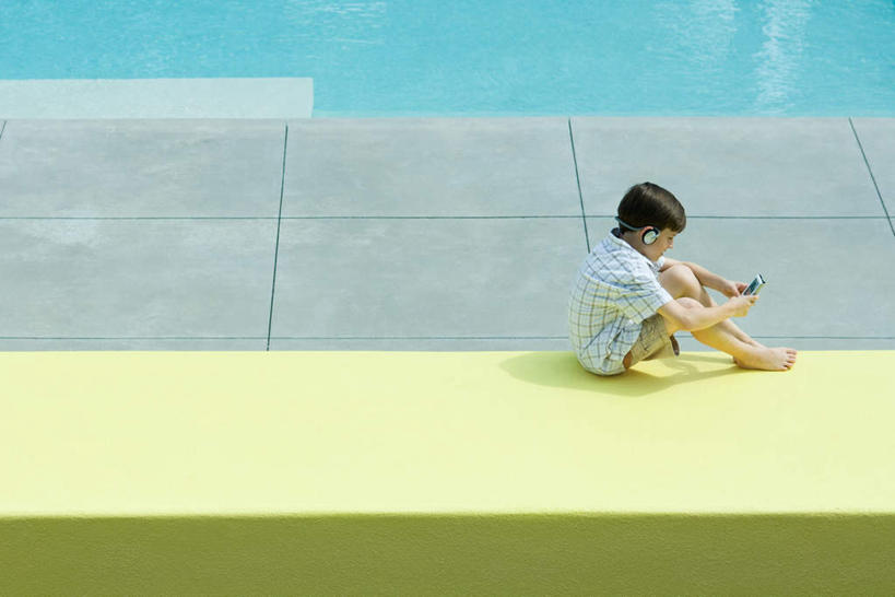 西方人,儿童,一个人,游泳池,坐,打电话,横图,俯视,室外,白天,陶醉,快乐,满意,幸福,纯洁,水,电话,手机,欧洲,欧洲人,仅一个男性,仅一个人,阴影,光线,瓷砖,地砖,液体,影子,水池,水滴,水面,音响,地面,音乐,音乐播放器,休闲装,娱乐,通讯设备,泳池,小孩,阳光,耳机,仅一个小孩,享受,休闲,休闲服,放松,可爱,童年,童趣,游泳馆,舒适,享乐,MP3播放器,童真,烂漫,无邪,天真,男孩,男人,男性,白种人,孩子,通话,坐着,彩图,高角度拍摄,全身,播放器,男生,沉醉