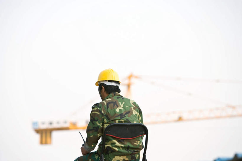 东方人,一个人,坐,竖图,室外,白天,仰视,技术,建筑,帽子,椅子,中国,亚洲,仅一个男性,仅一个人,仅一个中年男性,握,朦胧,模糊,头盔,拿,拿着,注视,黄种人,设备,吊车,施工,黄色,天空,安全帽,建筑工地,交通工具,天,观察,看,机械,起重机,握着,晴朗,观看,工程,察看,关注,载具,东亚,万里无云,中华人民共和国,一顶,地盘,建筑地盘,施工地盘,工作车,施工车,汽车吊,男人,男性,中年男性,亚洲人,晴空,晴空万里,坐着,半身,彩图,低角度拍摄,工地