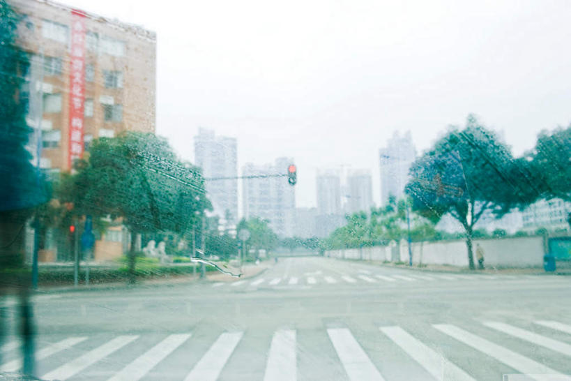 无人,高楼大厦,竖图,室外,白天,正面,度假,安全,美景,水,植物,城市风光,标志建筑,城市,大厦,道路,地标,建筑,路,公路,玻璃,中国,亚洲,朦胧,模糊,液体,景观,水滴,红绿灯,建筑群,人行道,信号灯,交通,娱乐,树,树木,绿色,自然,享受,休闲,景色,放松,警示,生长,成长,提示,流通,东亚,交通信号灯,行人信号灯,中华人民共和国,马路,彩图,大楼,高层建筑,高楼