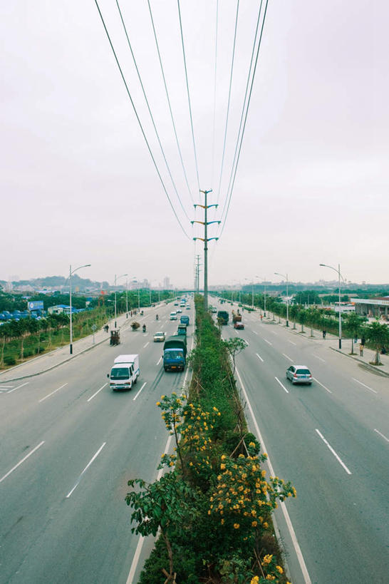 无人,竖图,室外,白天,正面,植物,标志建筑,道路,地标,建筑,路,公路,汽车,中国,亚洲,电力,电线,电线杆,线,云,云朵,建筑群,人行道,分界线,电能,停车线,交通,线路,云彩,车,树,树木,蓝色,绿色,白云,蓝天,天空,自然,交通工具,轿车,天,生长,成长,电,车行道,车行道分界线,电源,标线,能量,东亚,车行线,中华人民共和国,中国人,马路,彩图