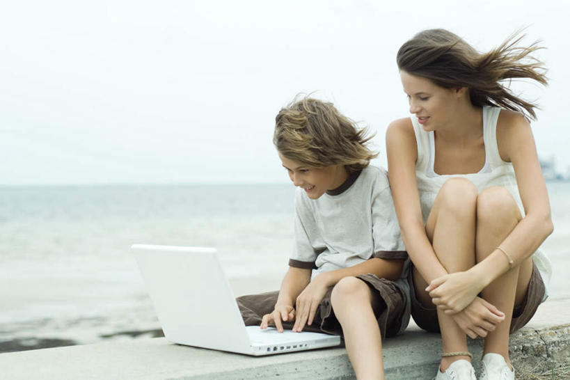 西方人,儿童,两个人,家庭,坐,笑,微笑,露齿笑,竖图,室外,白天,正面,纯洁,电脑,笔记本电脑,海浪,海洋,欧洲,欧洲人,敲打,朦胧,模糊,网络,浪花,水平线,云,云朵,辽阔,海平线,云彩,注视,休闲装,输入,通讯设备,台阶,小孩,蓝色,白云,蓝天,天空,海水,天,打字,观察,看,休闲,广阔,温暖,温馨,姐弟,一家人,休闲服,可爱,童年,童趣,观看,一望无际,点击,敲击,和睦,察看,无线,关注,通信设备,无线网络,海景,无线上网,便携式电脑,童真,烂漫,无邪,无边无际,一马平川,天真,按键,手提电脑,男孩,男人,男性,女孩,女人,女性,白种人,大海,风浪,海,海水的波动,近岸浪,涌浪,坐着,半身,彩图,融洽,水天相接,水天一线,男生,女生