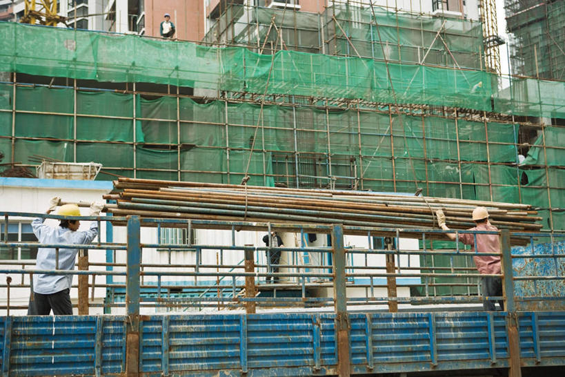 东方人,两个人,伙伴,朋友,机修工,家,站,举,搬运,竖图,室外,白天,仰视,友谊,合作,团队,中国,亚洲,支架,房屋,屋子,注视,黄种人,楼房,架子,脚手架,住宅,施工,工人,建筑工地,观察,看,站着,战略,观看,支撑,铁管,固定,察看,关注,东亚,中华人民共和国,联合,合谋,地盘,建筑地盘,施工地盘,配合,协作,男人,男性,中年男性,亚洲人,机械师,机修工人,搬,举起,举手,举着,向上举,向上伸,向上托,站立,半身,彩图,低角度拍摄,房子,工地,稳固