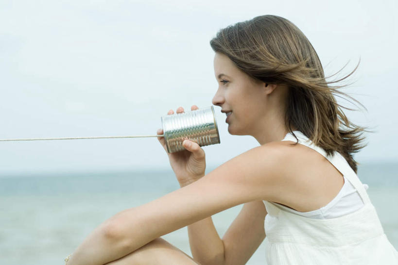 西方人,一个人,坐,笑,说,微笑,露齿笑,竖图,室外,白天,侧面,海洋,欧洲,欧洲人,仅一个年轻女性,仅一个女性,仅一个人,握,朦胧,模糊,浪花,水平线,云,云朵,辽阔,海平线,拿,云彩,拿着,休闲装,蓝色,白云,蓝天,天空,海水,天,休闲,广阔,休闲服,握着,一望无际,海景,无边无际,一马平川,交流,年轻女性,女人,女性,白种人,大海,海,海水的波动,近岸浪,沟通,讲话,交谈,说话,谈话,坐着,半身,彩图,水天相接,水天一线