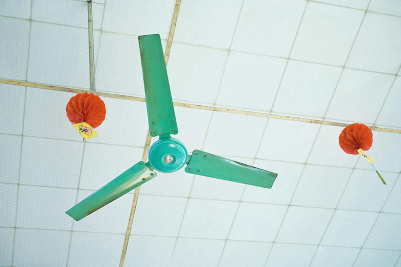 无人,竖图,室内,特写,白天,仰视,天花板,照明,中国,亚洲,吊挂,悬挂,灯笼,纸灯笼,风扇,挂,两个,一个,红色,绿色,白色,灯具,单个,电扇,照亮,照明设备,东亚,中华人民共和国,彩图,低角度拍摄