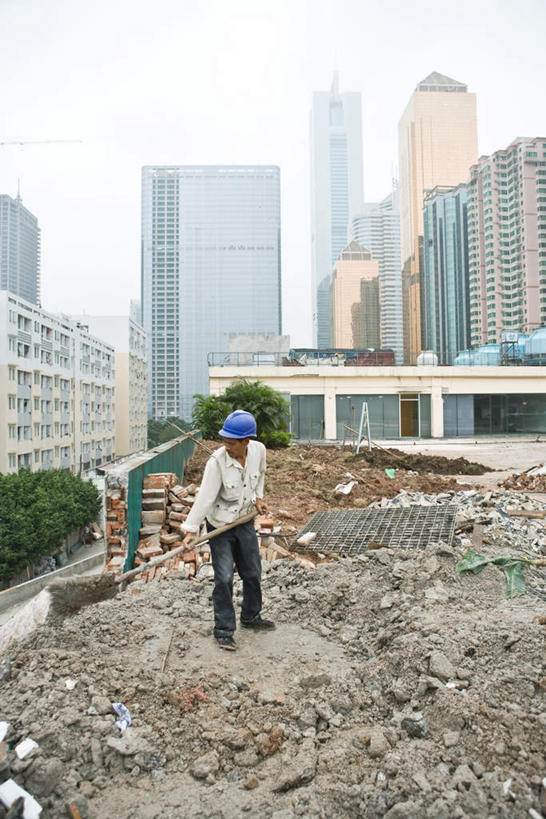 一个人,家,高楼大厦,站,竖图,室外,白天,正面,石头,大桥,大厦,建筑,立交桥,桥梁,中国,亚洲,仅一个男性,仅一个人,仅一个中年男性,握,朦胧,模糊,石子,房屋,屋子,云,云朵,高架,桥,拿,云彩,拿着,注视,楼房,住宅,蓝色,白云,蓝天,天空,建筑工地,天,观察,看,站着,握着,铁锹,观看,察看,关注,东亚,中华人民共和国,地盘,建筑地盘,施工地盘,男人,男性,中年男性,中国人,石块,站立,彩图,全身,房子,大楼,高层建筑,高楼,工地