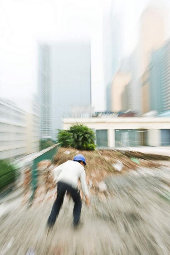 一个人,家,高楼大厦,站,竖图,室外,白天,石头,大桥,大厦,建筑,立交桥,桥梁,中国,亚洲,仅一个男性,仅一个人,仅一个中年男性,握,朦胧,模糊,石子,房屋,屋子,云,云朵,高架,桥,拿,云彩,拿着,注视,楼房,住宅,背面,蓝色,白云,蓝天,天空,建筑工地,天,观察,看,站着,握着,铁锹,观看,察看,关注,东亚,中华人民共和国,地盘,建筑地盘,施工地盘,男人,男性,中年男性,中国人,石块,站立,彩图,全身,房子,大楼,高层建筑,高楼,工地