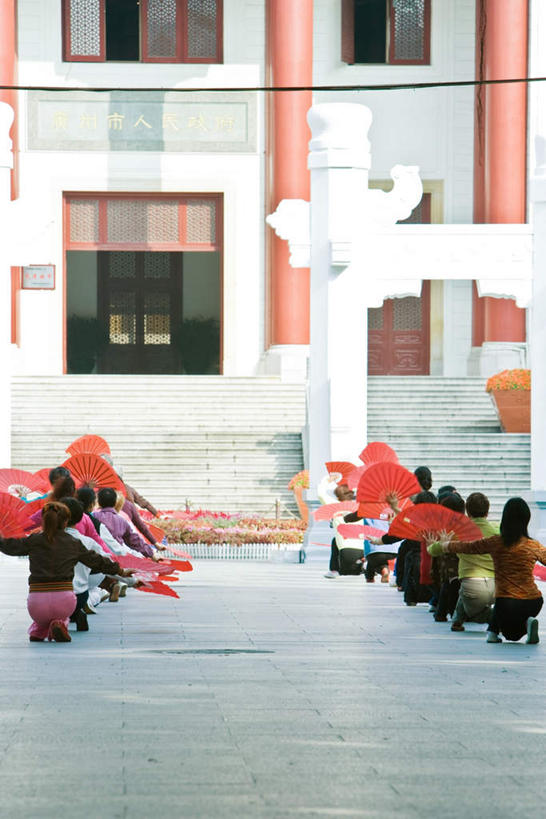 东方人,伙伴,朋友,广场,举,竖图,室外,白天,锻炼,友谊,运动,植物,标志建筑,地标,建筑,中国,亚洲,阴影,朦胧,模糊,光线,扇子,影子,折扇,纸扇,许多人,清凉,黄种人,凉爽,文化,树,树木,背面,绿色,阳光,自然,凉亭,托,一群人,生长,成长,东亚,中华人民共和国,撒扇,体育,友情,女人,女性,中年女性,亚洲人,举起,举手,举着,向上举,向上伸,向上托,半身,彩图,健身,传统文化