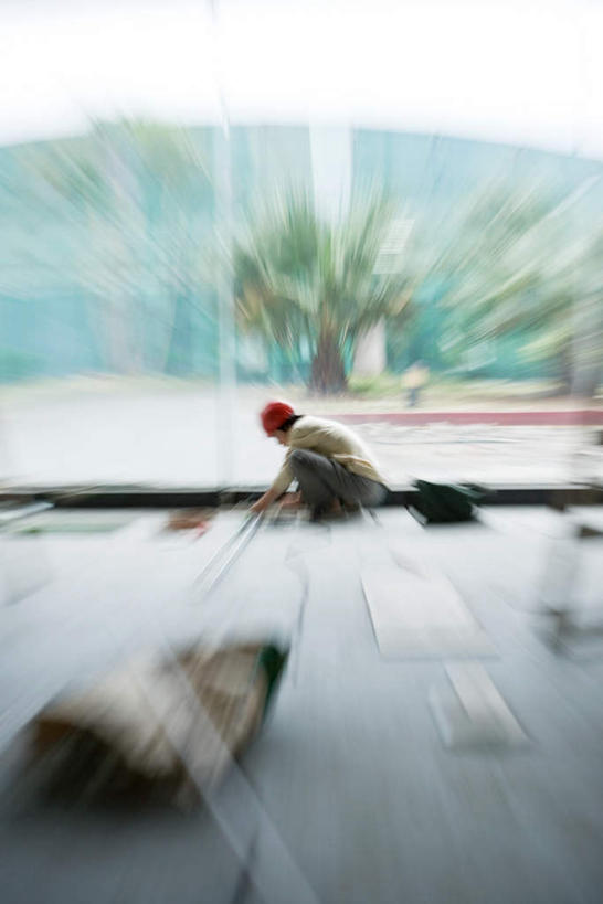 东方人,一个人,蹲,竖图,室外,白天,侧面,植物,中国,亚洲,仅一个男性,仅一个人,仅一个中年男性,阴影,朦胧,模糊,光线,瓷砖,地砖,影子,地面,黄种人,树,树木,施工,绿色,天空,阳光,自然,建筑工地,天,生长,晴朗,成长,东亚,万里无云,中华人民共和国,地盘,建筑地盘,施工地盘,男人,男性,中年男性,亚洲人,晴空,晴空万里,蹲着,彩图,全身,工地