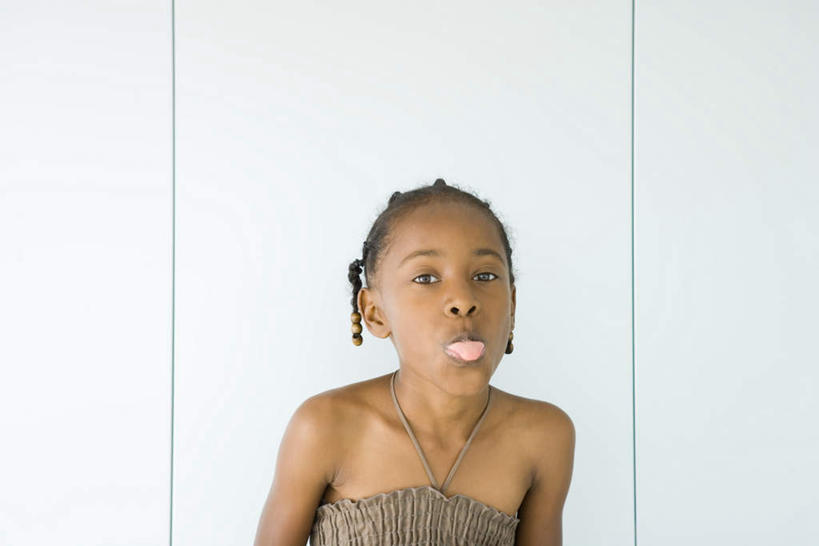 西方人,儿童,一个人,站,竖图,室内,白天,白色背景,正面,裙子,纯洁,欧洲,非洲,黑人,欧洲人,仅一个女性,仅一个人,连衣裙,吐舌头,小孩,伸舌头,站着,仅一个小孩,鬼脸,吐舌,可爱,童年,童趣,摄影,影棚,半身裙,吊带裙,童真,烂漫,无邪,天真,女孩,女人,女性,非洲人,孩子,站立,半身,彩图,影棚拍摄,拍摄,女生