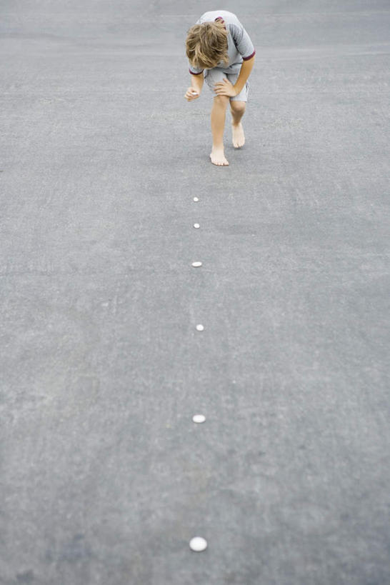 西方人,儿童,腿部,脚,脚趾,脚后跟,脚背,踝,腿,一个人,走,竖图,俯视,室外,白天,纯洁,欧洲,欧洲人,仅一个女性,仅一个人,弯腰,握,地面,拿,拿着,小孩,低头,仅一个小孩,可爱,童年,童趣,握着,放置,童真,烂漫,无邪,天真,女孩,女人,女性,白种人,孩子,步行,走路,彩图,高角度拍摄,全身,女生