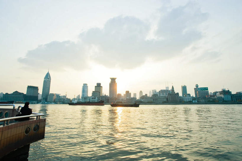 一个人,高楼大厦,栏杆,站,竖图,室外,白天,河流,水,标志建筑,道路,地标,建筑,路,公路,船,广州,上海,中国,亚洲,仅一个女性,仅一个人,阴影,光线,影子,栅栏,房顶,房屋,屋顶,屋子,河水,云,云朵,公寓,建筑群,围栏,云彩,注视,建设,护栏,楼房,江水,住宅,背面,蓝色,白云,蓝天,天空,阳光,交通工具,天,看,站着,仅一个中年女性,舟,浦西,东亚,广东,广东省,中华人民共和国,华南地区,省会,广州市,粤,女人,女性,中年女性,中国人,马路,站立,彩图,全身,房子,大楼,高层建筑,高楼