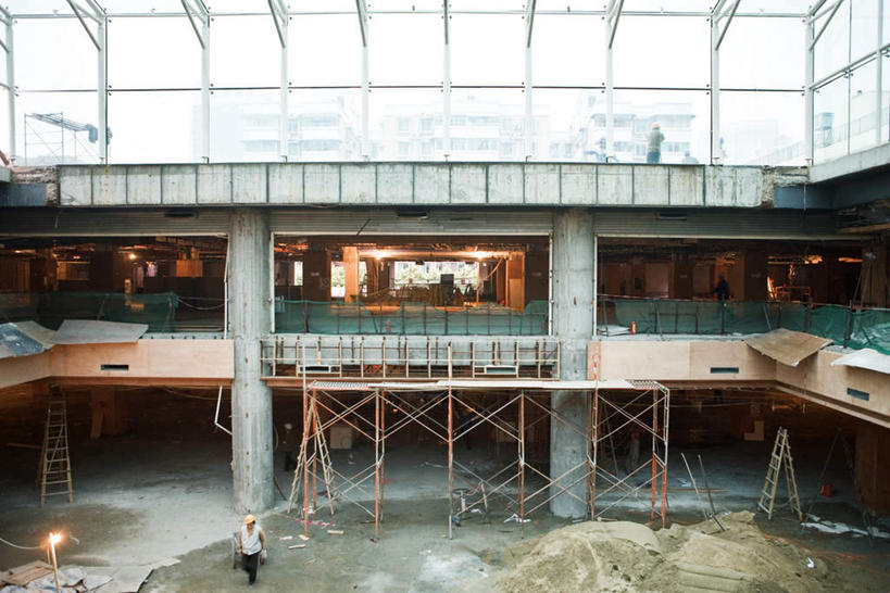 东方人,三个人,家,站,竖图,室内,白天,正面,石头,玻璃,中国,亚洲,握,阴影,光线,黄沙,石子,影子,支架,房屋,屋子,灯光,拿,顶棚,铲,拿着,黄种人,楼房,顶灯,架子,脚手架,住宅,灯,施工,阳光,灯具,建筑工地,站着,握着,支撑,固定,照明设备,东亚,中华人民共和国,地盘,建筑地盘,施工地盘,男人,男性,女人,女性,中年男性,中年女性,亚洲人,中国人,石块,岩石,站立,彩图,全身,房子,工地,稳固