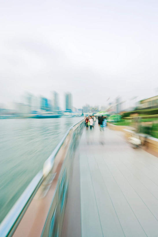 东方人,三个人,高楼大厦,栏杆,站,竖图,室外,白天,正面,河流,水,标志建筑,道路,地标,建筑,路,公路,中国,亚洲,行人,朦胧,模糊,瓷砖,地砖,栅栏,房顶,房屋,屋顶,屋子,河水,公寓,建筑群,围栏,地面,注视,黄种人,建设,黄浦江,护栏,楼房,路人,江水,住宅,蓝色,蓝天,天空,天,看,站着,申,东亚,中华人民共和国,沪,华东地区,过客,男人,男性,女人,女性,中年男性,中年女性,亚洲人,马路,站立,彩图,全身,房子,大楼,高层建筑,高楼