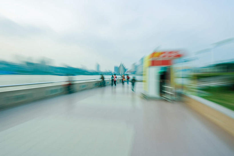 东方人,高楼大厦,栏杆,站,竖图,室外,白天,正面,河流,水,标志建筑,道路,地标,建筑,路,公路,上海,中国,亚洲,朦胧,模糊,瓷砖,地砖,栅栏,房顶,房屋,屋顶,屋子,河水,公寓,建筑群,围栏,地面,许多人,注视,黄种人,建设,黄浦江,护栏,楼房,江水,住宅,蓝色,蓝天,天空,天,看,站着,一群人,便利店,申,浦西,东亚,中华人民共和国,沪,华东地区,男人,男性,女人,女性,中年男性,中年女性,亚洲人,马路,站立,彩图,全身,房子,大楼,高层建筑,高楼