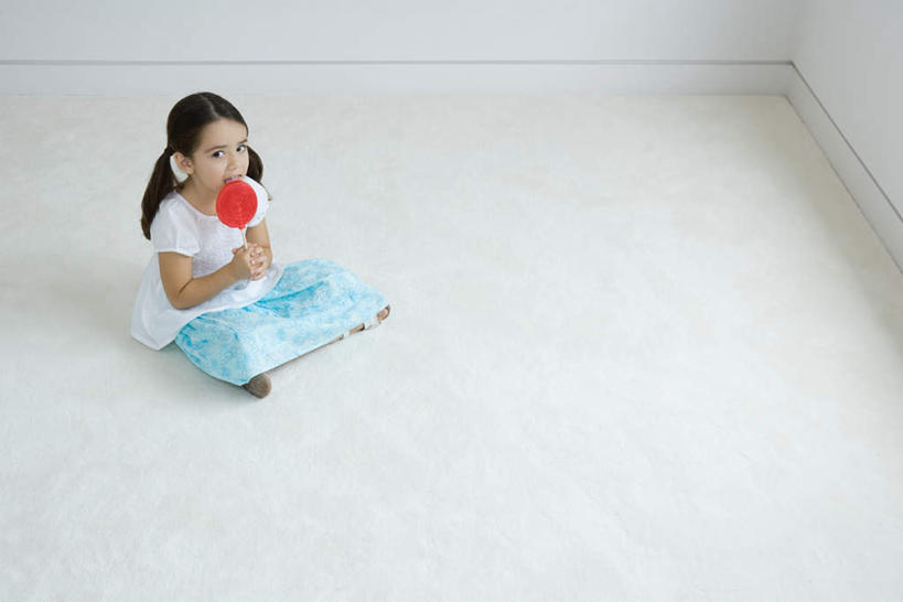 西方人,儿童,一个人,笑,吃,微笑,露齿笑,横图,俯视,室内,白天,裙子,纯洁,地毯,欧洲,欧洲人,仅一个女性,仅一个人,握,阴影,连衣裙,光线,影子,墙,地面,拿,拿着,注视,休闲装,墙壁,墙面,小孩,蓝色,阳光,观察,看,仅一个小孩,休闲,休闲服,可爱,童年,童趣,舔,握着,观看,半身裙,吊带裙,察看,关注,童真,烂漫,无邪,天真,女孩,女人,女性,白种人,孩子,嚼,食,彩图,高角度拍摄,全身,女生