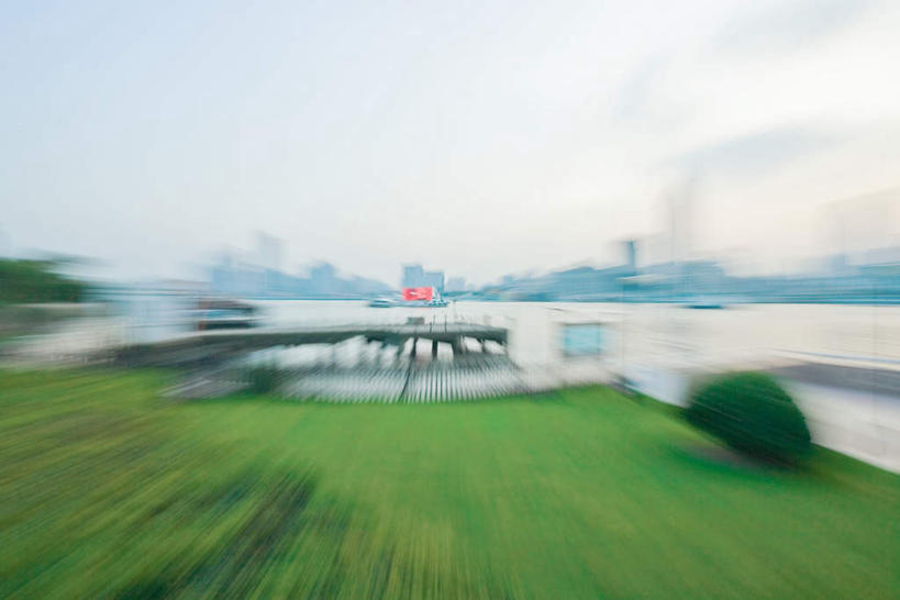 无人,高楼大厦,栏杆,竖图,室外,白天,正面,度假,草地,草坪,河流,美景,水,植物,城市风光,标志建筑,城市,道路,地标,路,公路,旗帜,中国,亚洲,朦胧,模糊,瓷砖,地砖,栅栏,房顶,房屋,屋顶,屋子,河水,景观,公寓,建筑群,围栏,地面,娱乐,建设,黄浦江,护栏,楼房,江水,住宅,草,树,树木,蓝色,绿色,蓝天,天空,自然,天,享受,休闲,景色,放松,生长,成长,申,东亚,中华人民共和国,沪,华东地区,马路,彩图,房子,大楼,高层建筑,高楼