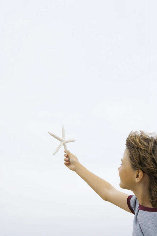 西方人,儿童,一个人,站,举,笑,微笑,露齿笑,竖图,室外,白天,仰视,海星,欧洲,欧洲人,仅一个男性,仅一个人,握,拿,拿着,海洋生物,一个,小孩,蓝色,蓝天,天空,自然,动物,天,托,站着,仅一个小孩,生物,握着,晴朗,单个,万里无云,棘皮动物门,男孩,男人,男性,白种人,孩子,晴空,晴空万里,星鱼,举起,举手,举着,向上举,向上伸,向上托,站立,半身,彩图,低角度拍摄,男生