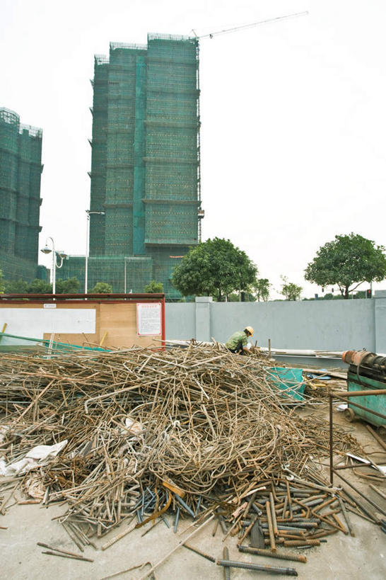 一个人,蹲,竖图,室外,白天,树林,植物,标志建筑,地标,建筑,中国,亚洲,仅一个男性,仅一个人,仅一个中年男性,握,钢铁,支架,墙,建筑群,拿,拿着,建设,架子,脚手架,墙壁,墙面,树,树木,施工,背面,绿色,天空,自然,建筑工地,天,钢筋,握着,生长,晴朗,成长,支撑,固定,东亚,万里无云,中华人民共和国,地盘,建筑地盘,施工地盘,男人,男性,中年男性,中国人,晴空,晴空万里,蹲着,彩图,全身,工地,稳固