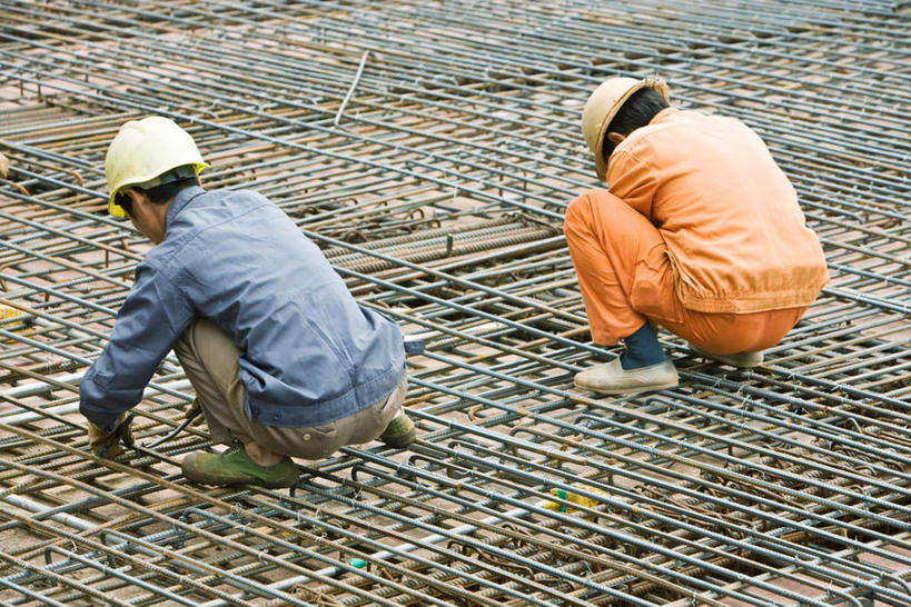 东方人,两个人,伙伴,朋友,蹲,竖图,室外,白天,工作服,制服,友谊,合作,团队,中国,亚洲,网,注视,黄种人,施工,背面,安全帽,观察,看,钢筋,战略,观看,察看,关注,东亚,中华人民共和国,联合,合谋,工作制服,配合,协作,男人,男性,中年男性,亚洲人,中国人,蹲着,彩图,全身,工作套服,工地